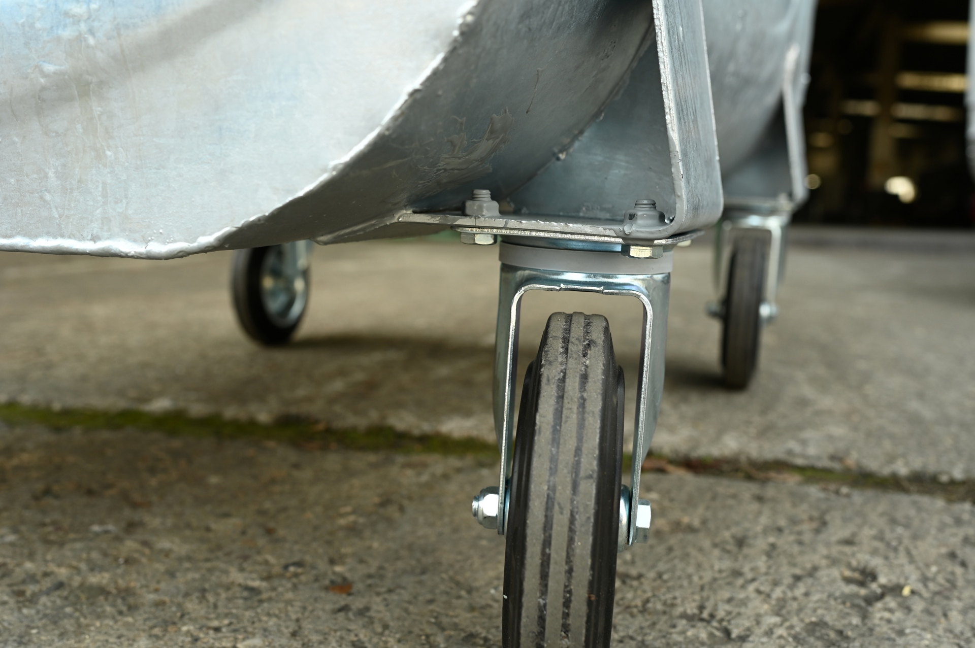 Метален контейнер за отпадъци с объл капак 1 100 л