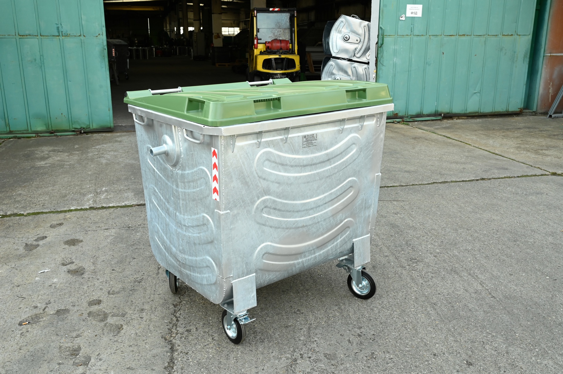 Метален контейнер за отпадъци с пластмасов капак 1 100 л