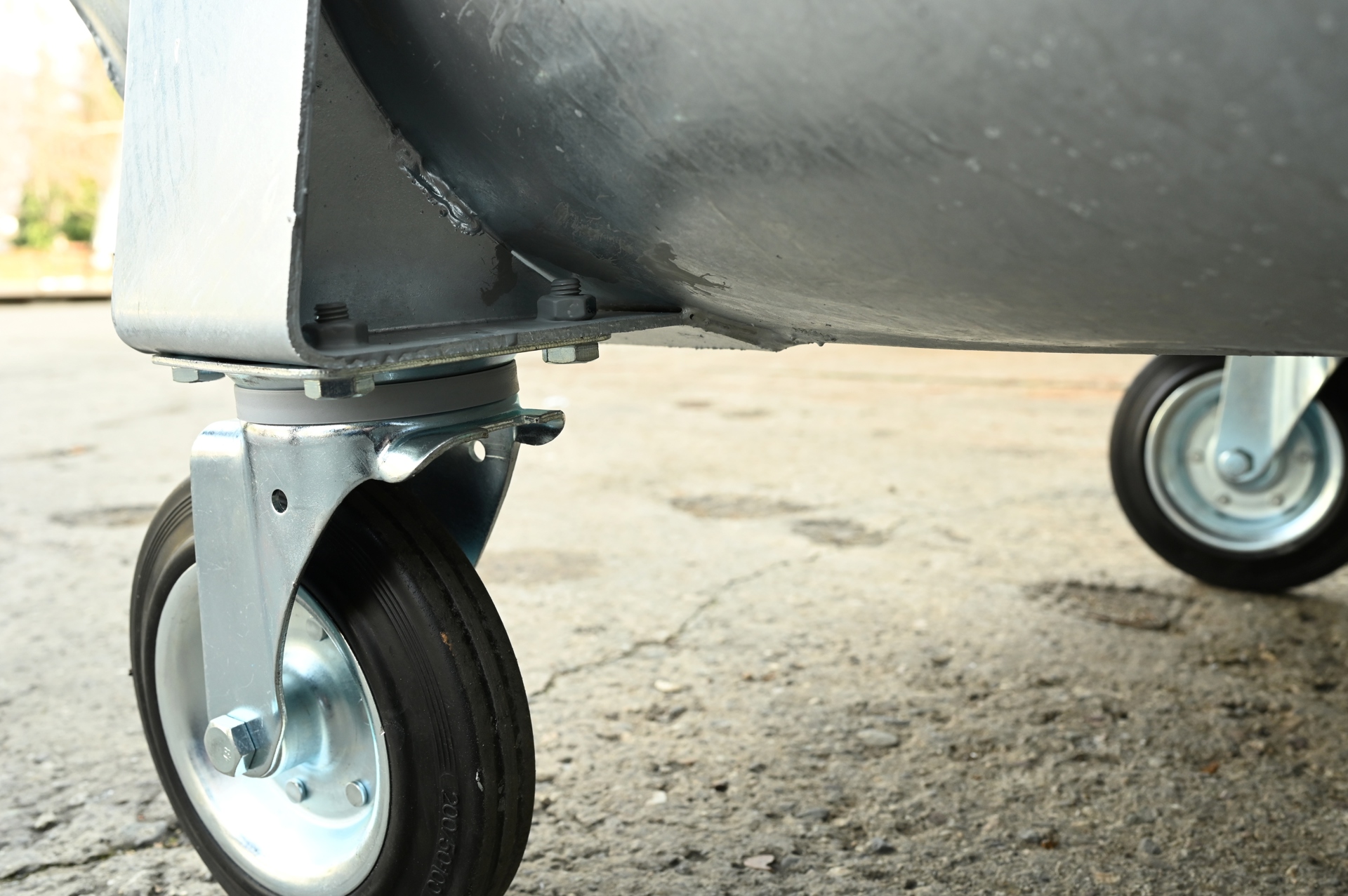 Метален контейнер за отпадъци с пластмасов капак 1 100 л