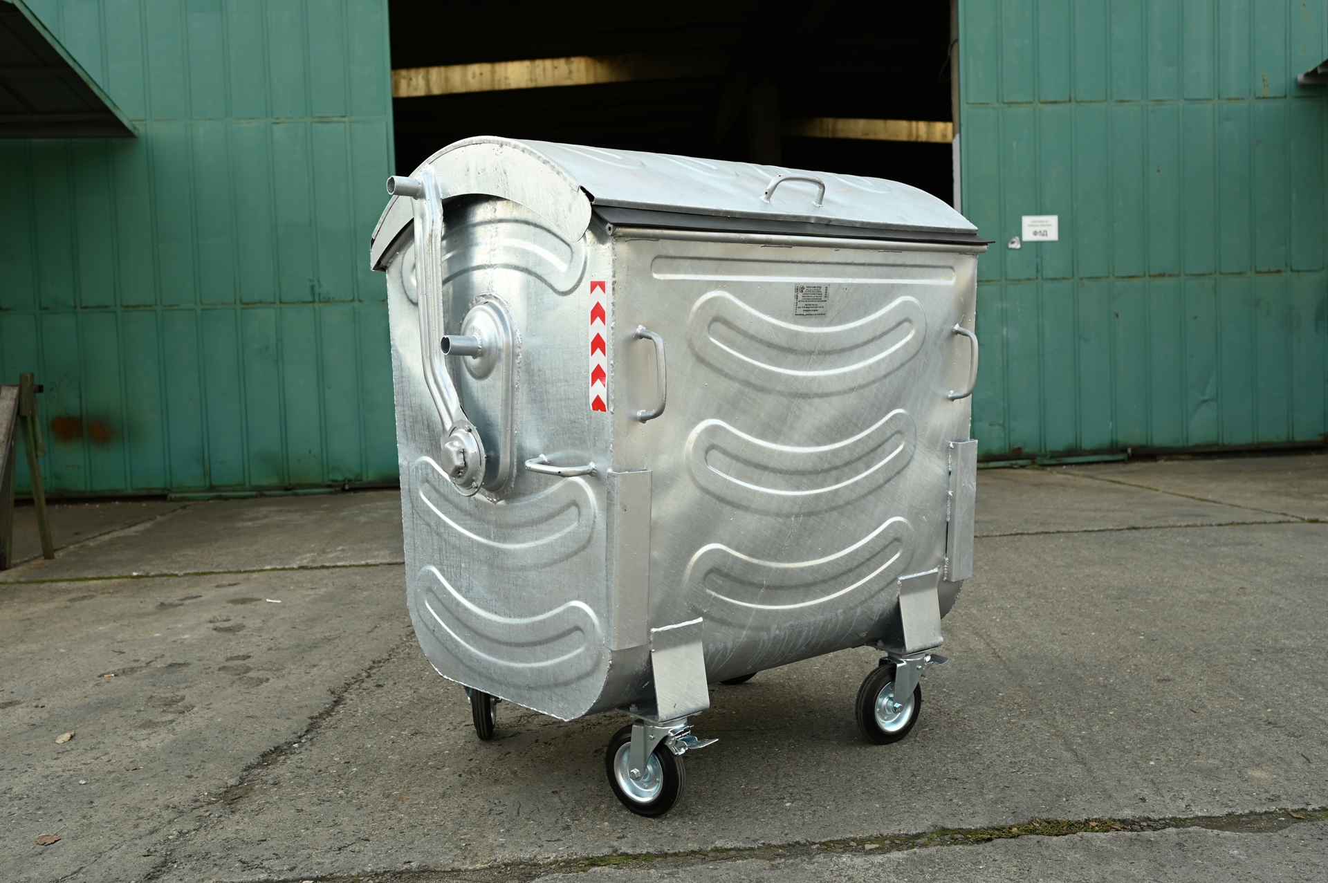 Метален контейнер за отпадъци с объл капак 1 100 л