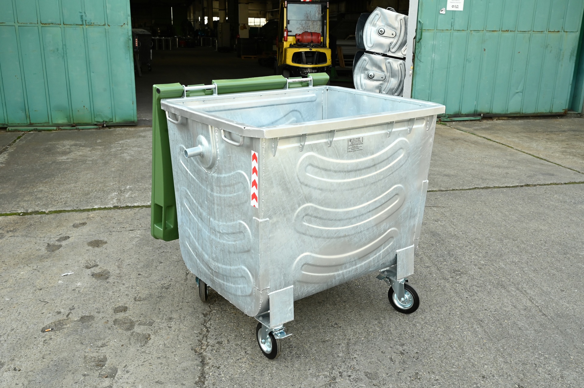 Метален контейнер за отпадъци с пластмасов капак 1 100 л